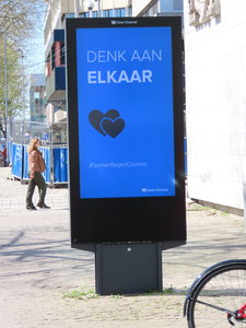 848517 Afbeelding van een digitaal billboard op de Mariaplaats te Utrecht, met steeds wisselende mededelingen en ...